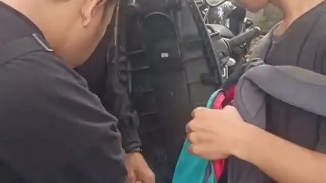Polisi Amankan Mahasiswa Bawa Parang dan Badik saat Demo May Day di Makassar