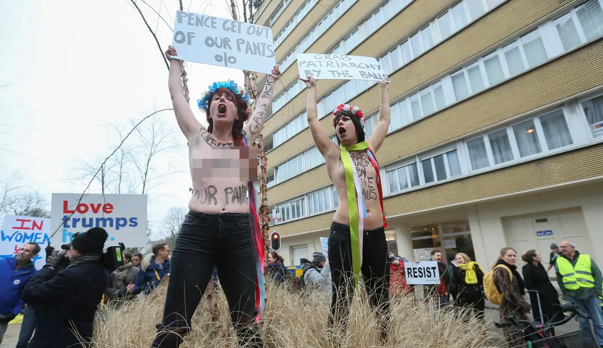 Dua orang wanita tersebut adalah anggota dari aktivis Femen yang biasa melakukan aksi protes sambil bertelanjang dada, Brussel, Senin (20/2). (AFP Photo/ JOHN THYS)