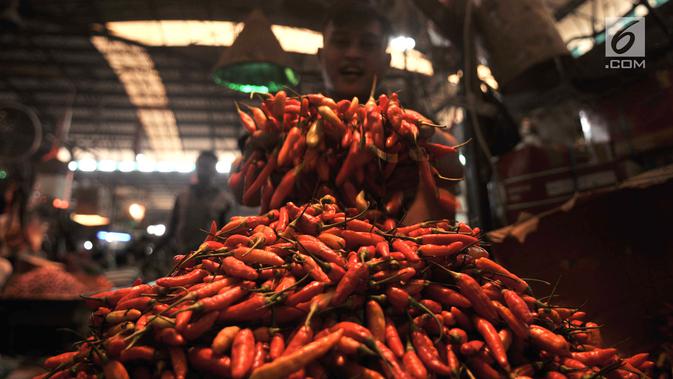 Pedagang memperlihatkan dagangan cabai di Pasar Induk Kramat Jati, Jakarta, Senin (8/7/2019). Harga cabai merah besar di pasar tersebut naik mencapai Rp55 ribu per kg, sedangkan cabai rawit menjadi Rp50 ribu per kg dan cabai rawit hijau pada kisaran Rp 60 ribu per kg. (merdeka.com/Iqbal S Nugroho)