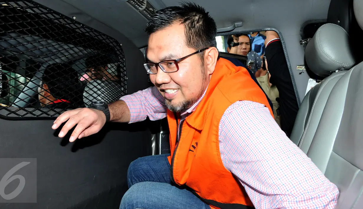 Bupati Empat Lawang Budi Antoni Al Jufri dan istrinya Suzana Budi Antoni saat di mobil tahanan KPK, Jakarta, Rabu (2/9). Berkas keduanya terkait kasus dugaan suap sengketa Pilkada Empat Lawang di MK sudah rampung alias P21. (Liputan6.com/Andrian M Tunay)