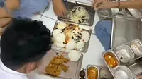 Momen Mukbang Siswa SMA, Tumpuk Jadi Satu Jatah Makanan Bergizi Gratis. (Dok: TikTok @xiigarettess )