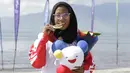 Atlet modern pentathlon, Dea Salsabila menunjukan medali usai meraih emas pada nomor beach triathle individual SEA Games 2019 di Subic, Jumat (6/12). Dirinya membukukan catatan waktu 00:19:52.73.  (Bola.com/M Iqbal Ichsan)