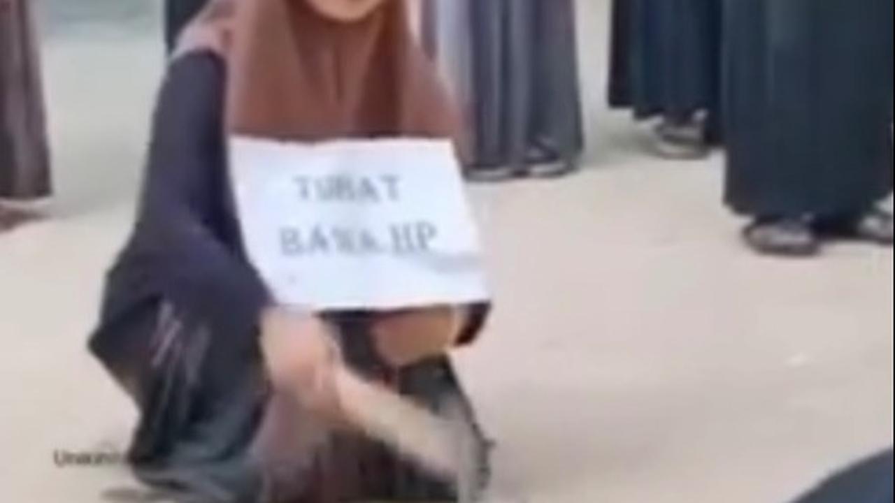 Santriwati ini dengan pasrah menghancurkan hp miliknya di depan ustaz dan teman-temannya.<br><br>Usai dipukul beberapa kali,  hp miliknya pun  retak. Santriwati ini nampak menahan rasa sedihnya.