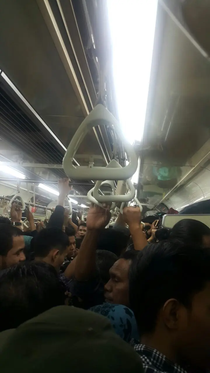 KRL Commuterline dipenuhi penumpang (Liputan6.com/Nila Chrisna)