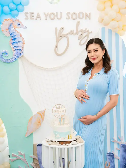 Model Aline Adita kini sedang menanti kehadiran sang buah hati. Hamil di usia 45 tahun, Aline Adita pancarkan pesona bumil glowing yang tuai pujian [@aline_adita]
