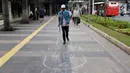 Warga mencoba permainan anak engkle di trotoar sekitar Halte Gelora Bung Karno, Jakarta, Jumat (17/5/2019). Koalisi Pejalan Kaki melakukan eksperimen permainan untuk mengedukasi kegiatan mengembalikan fungsi trotoar lebih dari sekedar ruang berjalan kaki. (Liputan6.com/Helmi Fithriansyah)