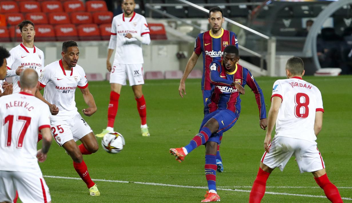 Striker Barcelona, Ousmane Dembele (kedua dari kanan) melepaskan tendangan yang berbuah gol pertama timnya ke gawang Sevilla dalam laga leg kedua semifinal Copa Del Rey 2020/21 di Camp Nou Stadium, Rabu (3/3/2021). Barcelona menang 3-0 melalui extra time dan lolos ke babak final. (AP/Joan Monfort)