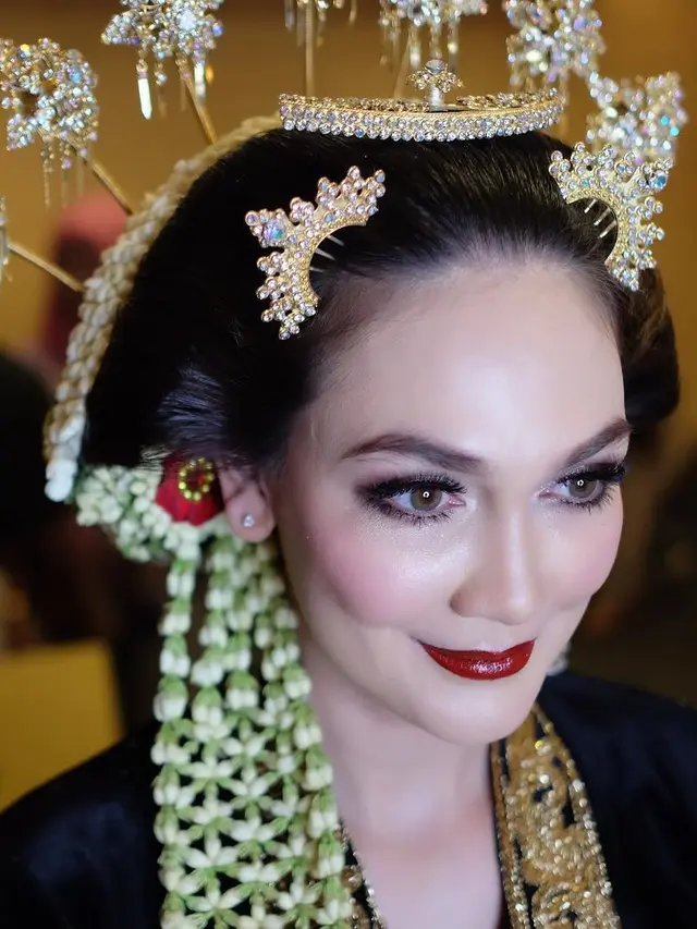 Potret Luna Maya Pakai Baju Pengantin Adat Jawa (sumber: instagram/victoria_makeupatelier)