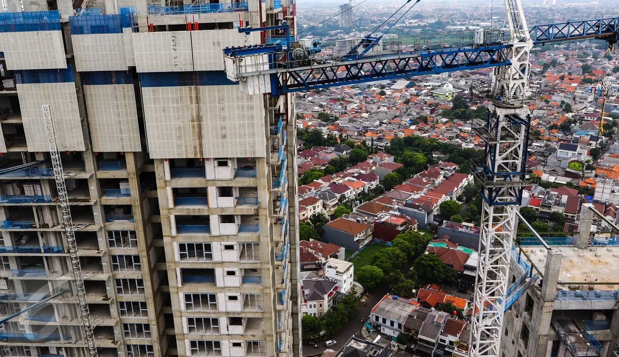 Sebuah tower apartemen Pondok Indah Residence berdiri di kawasan Pondok Indah, Jakarta Selatan, Minggu (24/04). Apartemen tersebut terdiri atas 3 tower, Amala, Kartika dan Maya. (Liputan6.com/Fery Pradolo)