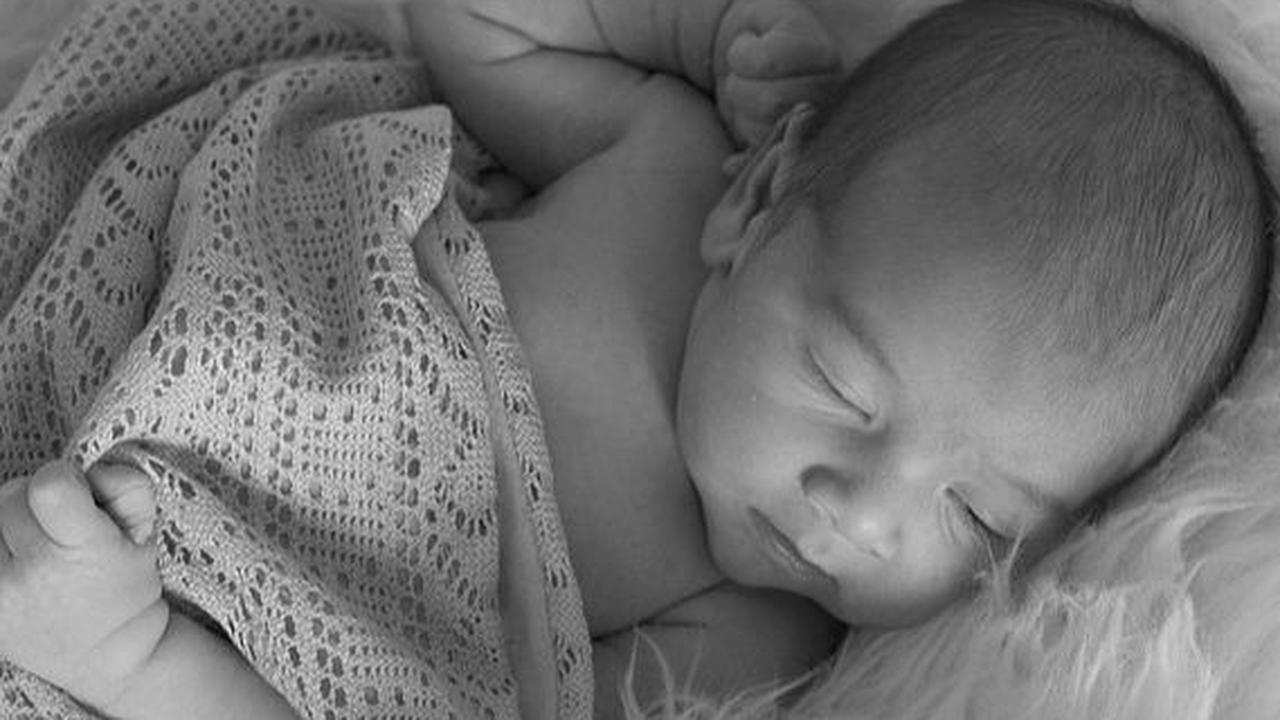 5. Mencubit hidung bayi supaya mancung