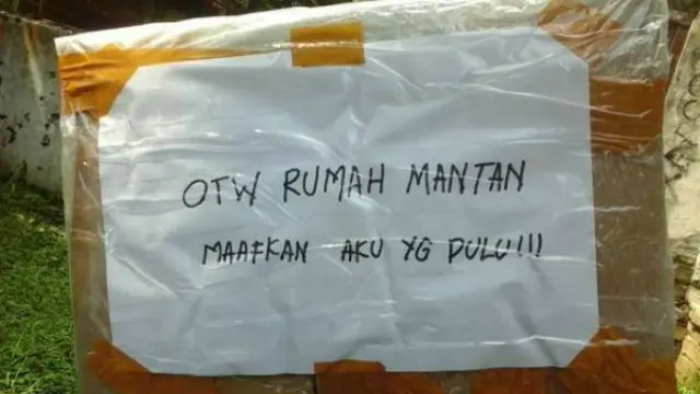 Di momen mudik kali ini, para pemudik menempelkan pesan bertuliskan curahan hatinya.