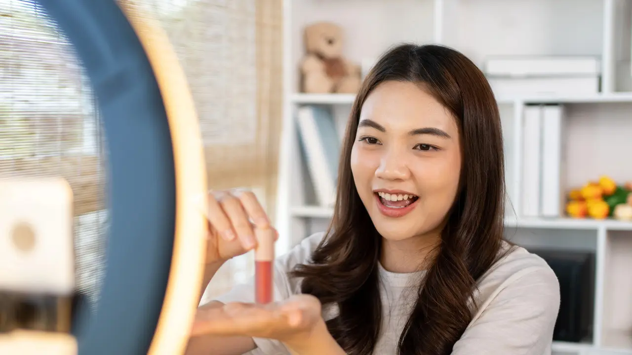 Bikin Bibir Merona Alami, Intip Alasan Lip Tint Jadi Produk Kosmetik Paling Tren bagi Gen Z
