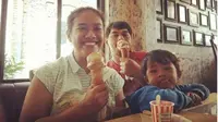 Momen Kulineran Siti Fauziah Pemeran Bu Tejo di Film Tilik. (dok.Instagram @ozie_zie/https://www.instagram.com/p/BlRueh8lUT1/Henry)