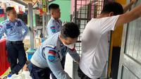 Petugas razia kamar blok narkoba di Lapas Tuban (Istimewa)