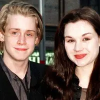 Macaulay Culkin menikah dengan Racher Miner pada tahun 1998 saat usia mereka masih 18 tahun. Sayang, keduanya bercerai pada tahun 2002. (KiwiReport)