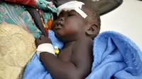 Bayi bernama Nyloak Tong selamat dari kecelakaan pesawat di Sudan Selatan (Reuters)