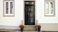Mendekorasi pintu rumah agar terlihat lain daripada yang lain akan membuat penghuninya merasa rumahnya istimewa dan betah tinggal.