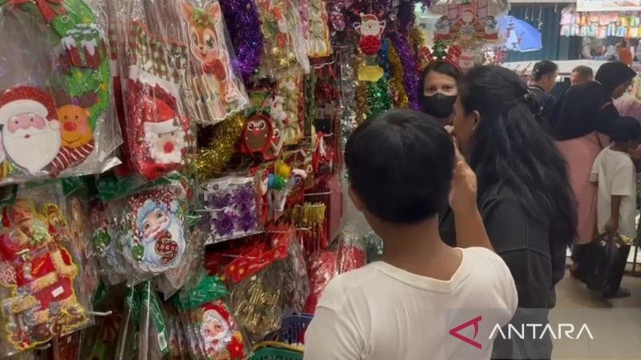 Pasar Asemka Ramai Pengunjung, Berburu Pernak-Pernik Natal dan Tahun Baru