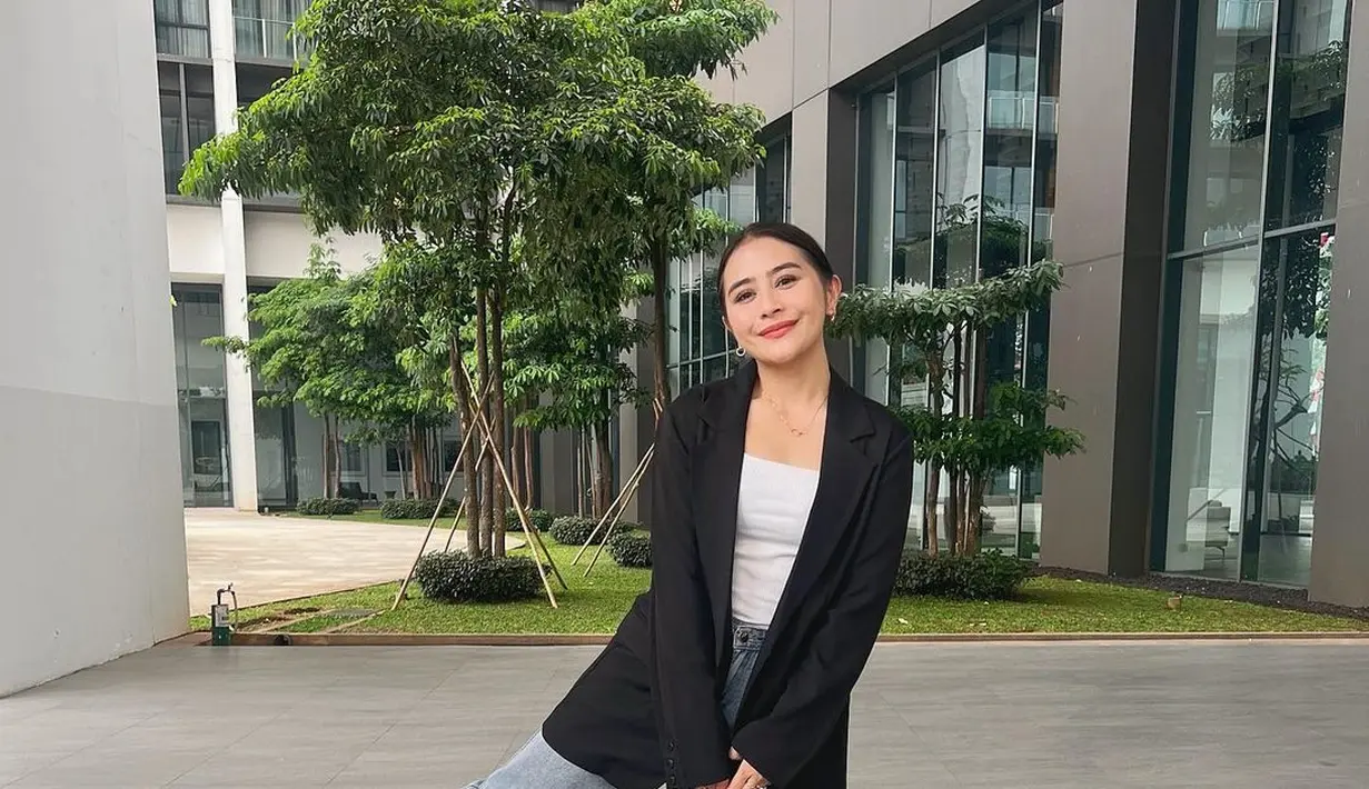 Padu padan gaya smart casual yang menarik dengan blazer dan celana jeans. Makin chic dengan tas Hermes Birkin Etoupe 25 togo leather with palladium hardware seharga Rp496 jutaan. [@prillylatuconsina96]