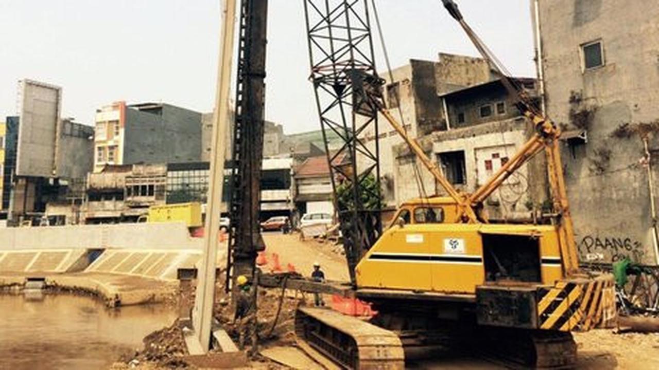 Masuk musim penghujan, proyek membeton bantaran Kp Pulo belum beres