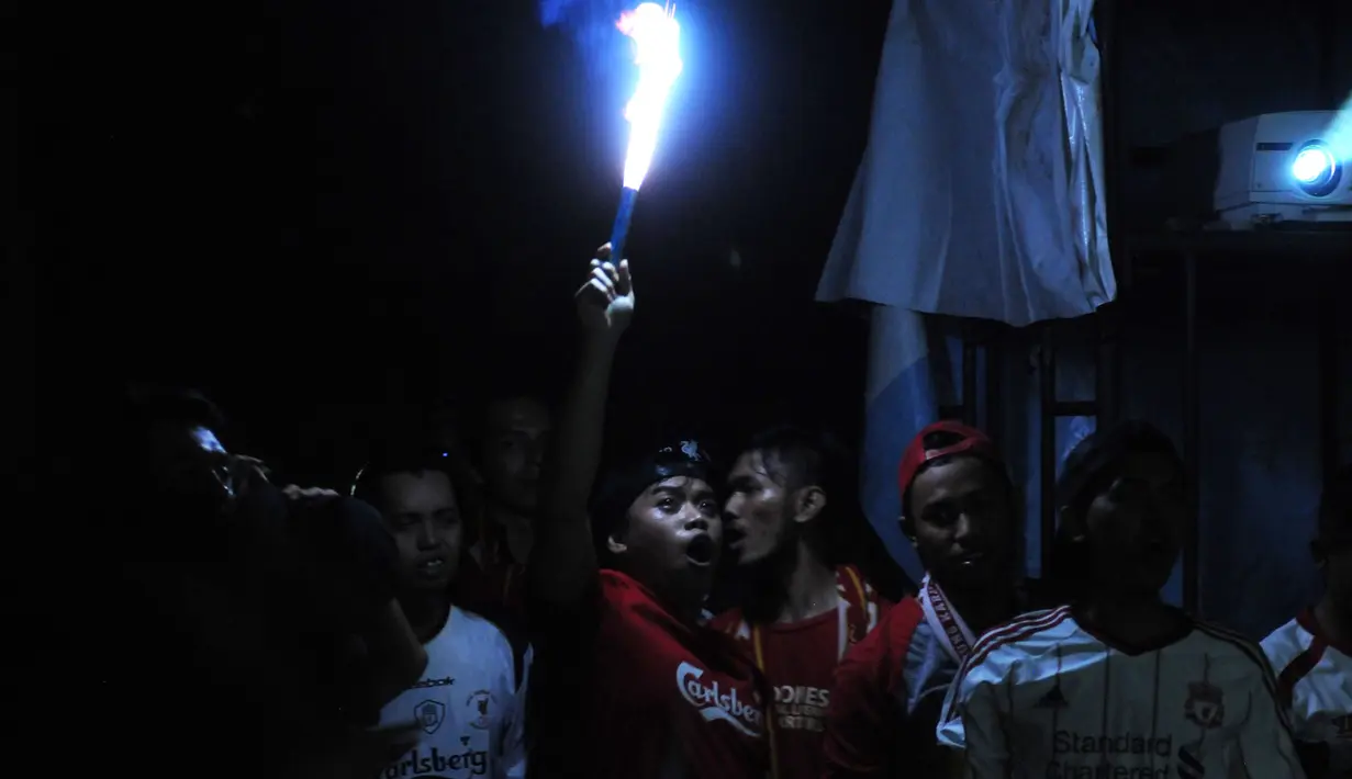 Salah satu supporter yang tergabung dalam Big Reds Bekasi menyalakan flare saat nonton bola seru Chelsea vs Liverpool di Alibaba Futsal, Bekasi, Minggu (10/5/2015). Laga antara Chelsea dan Liverpool berakhir imbang. (Liputan6.com/Helmi Fithriansyah)