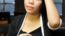 Devi Nurmayanti bersama kuasa hukumnya menggelar konferensi pers di Studio Hanggar, Pancoran, Jakarta (18/5/2015). Devi menjelaskan bahwa dirinya menggugat cerai Krisna Mukti karena Krisna dinilai tidak bertanggung jawab. (Liputan6.com/Panji Diksana)