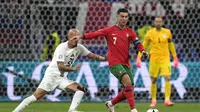 Kapten Portugal, Cristiano Ronaldo dibayangi pemain Slovenia Vanja Drkusic dalam laga babak 16 besar Euro 2024 di Stadion Deutsche Bank Park, Frankfurt, Selasa (2/7/2024) dini hari WIB. (AP Photo/Ariel Schalit)