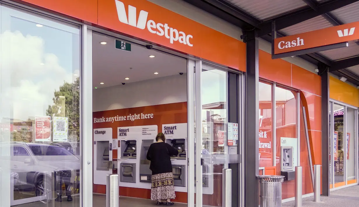 Seorang wanita berdiri di depan mesin ATM di Auckland, 17 September 2020. Produk Domestik Bruto (PDB) Selandia Baru turun 12,2 persen pada kuartal Juni 2020, yang merupakan merupakan rekor kemerosotan ekonomi terdalam karena negara itu harus bertempur melawan pandemi corona. (Xinhua/Li Qiaoqiao)
