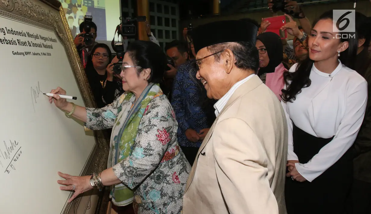 Presiden ke-5 Megawati Soekarnoputri membubuhkan tanda tangan usai menghadiri Dialog Nasional di gedung BPPT, Jakarta, Rabu (9/5). (Liputan6.com/JohanTallo)
