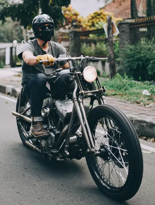 Potret Vincent Rompies Naik Moge, Makin Keren dan Macho - Page 1 - Foto