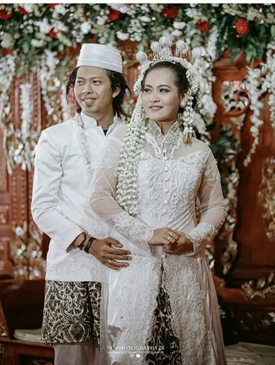 Dua hari sebelumnya, Rafi sudah memberi kode untuk hari bahagianya itu lewat unggahan foto di akun Instagramnya. “Bissmillahirahmanirrahim,” ucapnya menyertai foto bersama Fitri. (Instagram/SF_photography)