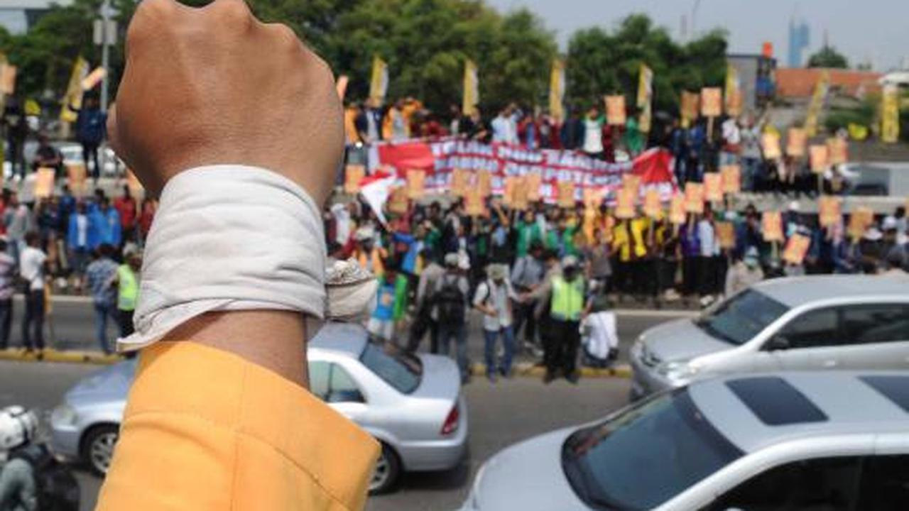 Tolak RUU Kamnas, mahasiswa bakar ban dan blokir jalan