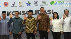(Dari kiri) Menag Fachrul Razi, Mendikbud Nadiem Makariem, Menko PMK Muhadjir Effendy, Mensos Jualiari Batubara, Menteri PPPA Gusti Ayu Bintang, dan Menpora Zainudin Amali foto bersama usai rapat koordinasi di Gedung Kemenko PMK, Jakarta, Kamis (31/10/2019). (merdeka.com/Imam Buhori)