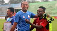 Striker Semen Padang, Elthon Maran (kanan). (Bola.com/Ronald Seger)