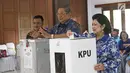 Presiden ke-6 RI Susilo Bambang Yudhoyono dan Ani Yudhoyono memasukkan surat suara setelah mencoblos pada Pilkada Serentak 2018 di Tempat Pemungutan Suara (TPS) 06 Kelurahan Nagrak, Gunung Putri, Bogor, Rabu (27/6). (Liputan6.com/Herman Zakharia)