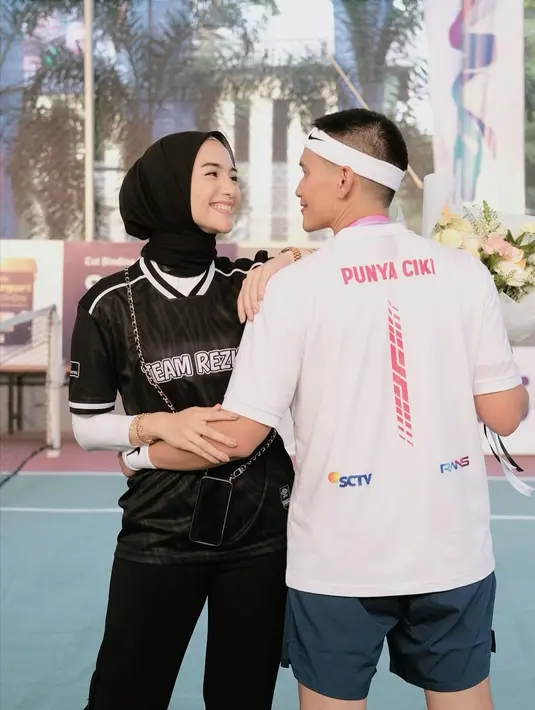 Tulisan nama Punya Ciki warna merah mempunyai arti milik Citra Kirana. Setelah pertandingan selesai, Ciki langsung menghampiri sang suami. [Foto: Instagram/citraciki]