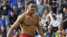 Pemain Liverpool, Trent Alexander-Arnold (kanan) melakukan selebrasi dengan membuka baju setelah mencetak gol kemenangan timnya ke gawang Leicester City dalam laga lanjutan Liga Inggris 2024/2025 di King Power Stadium, Leicester, Inggris, Sabtu (20/04/2025) waktu setempat. (AFP/Darren Staples)