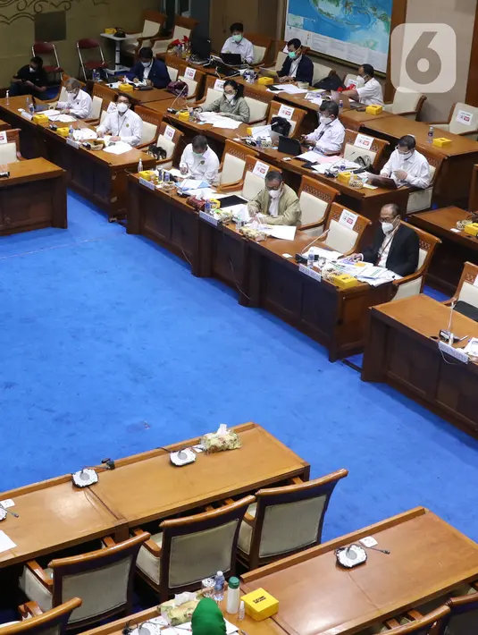 Suasana rapat kerja antara Menteri ESDM, Arifin Tasrif dengan Komisi VII DPR di Kompleks Parlemen, Senayan, Jakarta, Selasa (19/1/2021). Rapat kerja tersebut membahas strategis program kerja Kementerian ESDM tahun 2021 serta evaluasi kinerja Kementerian ESDM Tahun 2020. (Liputan6.com/Angga Yuniar)