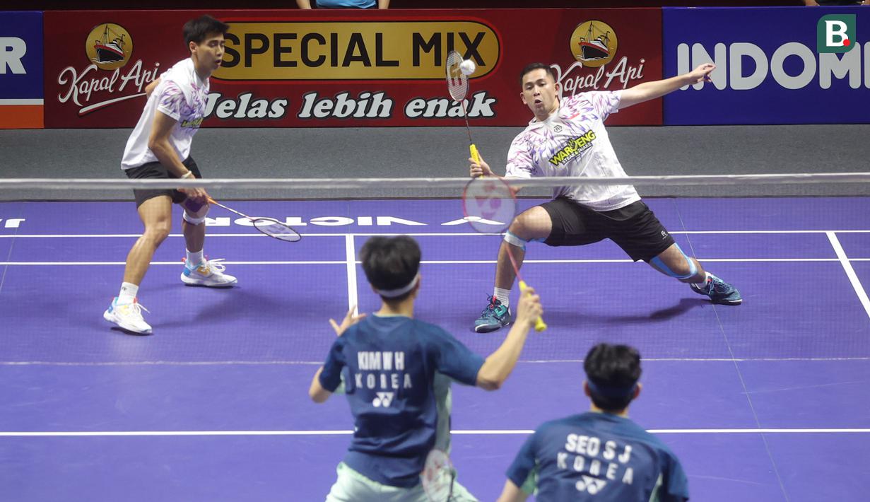 Sabar / Reza takluk dari wakil Korea Selatan Kim Won Ho / Seo Seung Jae di final dengan skor 21-18, 19-21, 12-21. (Bola.com/M Iqbal Ichsan)