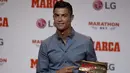 Penyerang Juventus, Cristiano Ronaldo berpose setelah meraih penghargaan media olahraga top Spanyol, Marca di Reina Victoria Theater, Madrid (29/7/2019). Penghargaan yang diterima Ronaldo merupakan kesuksesan dalam karier profesional yang sudah dicapainya di seluruh dunia. (AP Photo/Paul White)