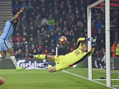 Sepakan pemain Manchester City, Raheem Sterling (tengah) menembus kawalan kiper AFC Bournemouth pada lanjutan Premier League di Vitality Stadium, Bournemouth, (13/2/2017). Manchester City menang 2-0. (EPA/Gerry Penny)
