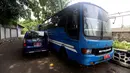 Kondisi bus dan mobil dinas yang terparkir di area belakang Gedung DPR/MPR, Jakarta, Selasa (5/12). Mobil-mobil berplat merah tersebut dibiarkan mangkrak hingga berkarat lantaran menunggu proses lelang. (Liputan6.com/Johan Tallo)