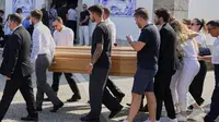 Peti jenazah Diogo Jota dibawa keluar gereja saat pemakaman mereka di Gondomar, dekat Porto, Portugal, 5 Juli 2025. (AP Photo/Manu Fernandez)
