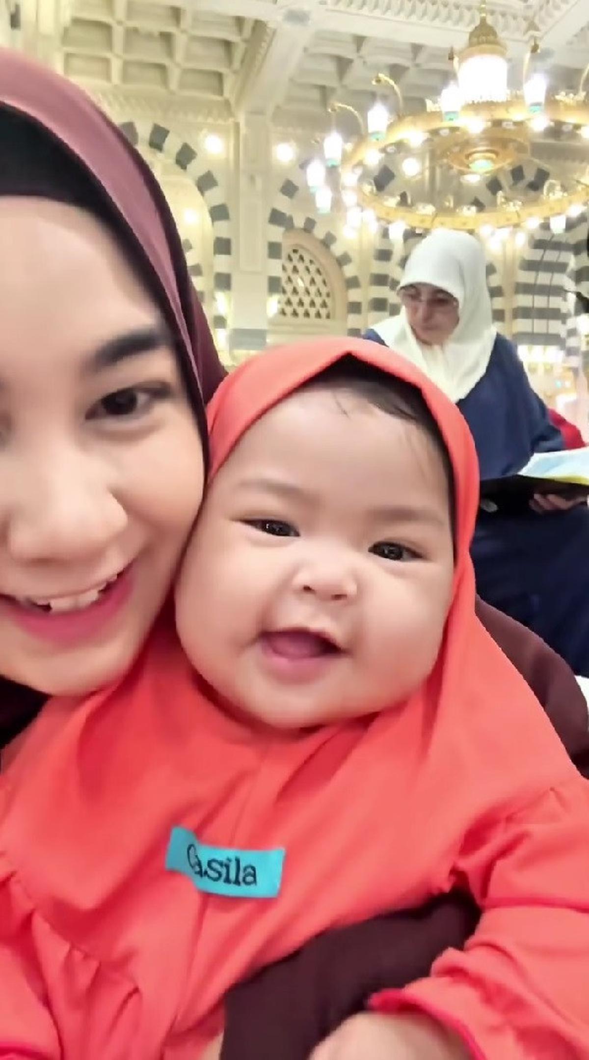 Potret Anisa Rahma Bukber di Masjid Nabawi Sambil Gendong Si Kecil, Netizen Kompak Bersholawat