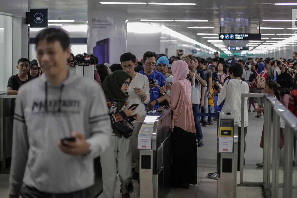 Antusiasme Warga Naik MRT Jakarta