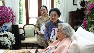 Presiden Kelima RI Megawati Soekarnoputri saat menghadiri perayaan ulang tahun ke-100 istri mantan Kapolri Jenderal (Purn) Hoegeng Iman Santoso, Meriyati Roeslani. (Dok. Istimewa)