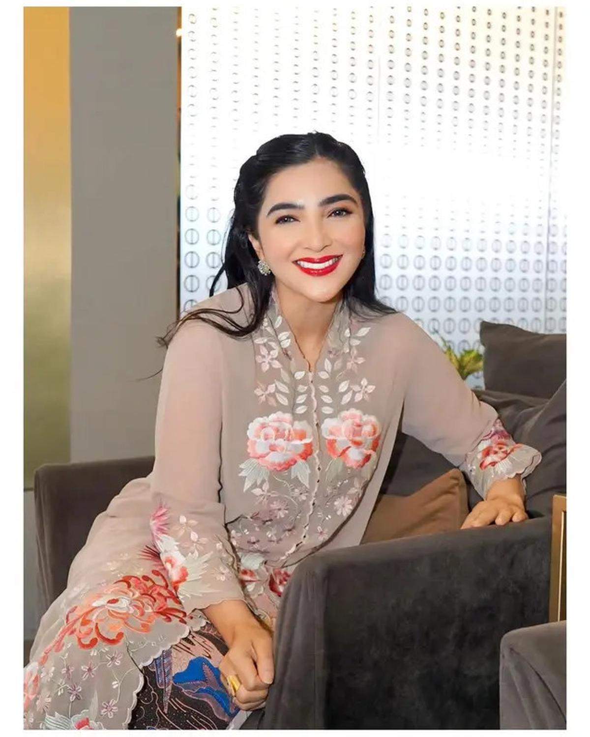 6 Potret Outfit Kebaya Ashanty di Kondangan Teman Kuliah, Inspirasi Gaya Elegan