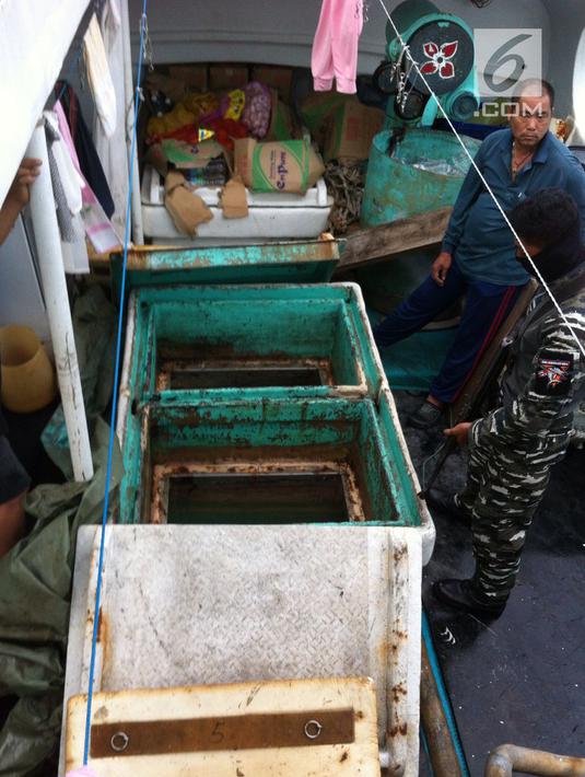 Petugas saat mengecek kapal Sunrise Glory di selat Philips, Batam (7/2). Barang bukti narkoba jenis sabu  tersebut ditemukan di atas tumpukan beras dalam palka bahan makanan. (Liputan6.com/HO/Armabar TNI AL)