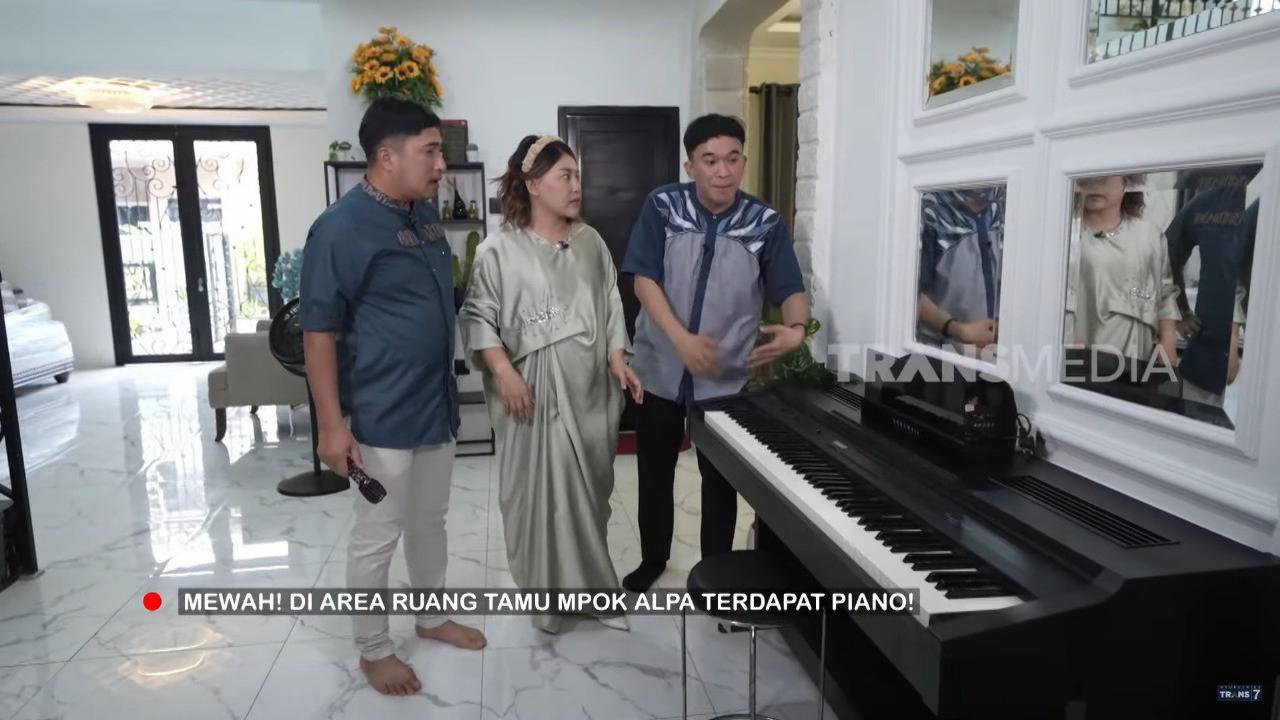 Intip Detail Rumah Baru Mpok Alpa, Desain American Classic-nya Bikin Betah!
