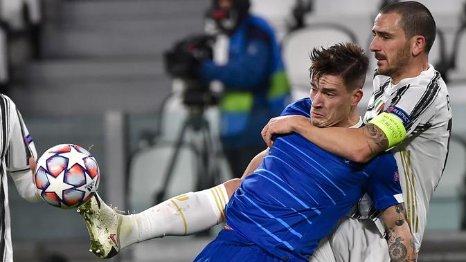 Gelandang Dynamo Kiev, Benjamin Verbic berebut bola dengan bek Juventus, Leonardo Bonucci pada matchday kelima Grup G Liga Champions di Allianz Stadium, Kamis (3/12/2020) dinihari WIB. Juventus meraih kemenangan 3-0 atas tamunya Dynamo Kyiv. (Marco Alpozzi/LaPresse via AP)